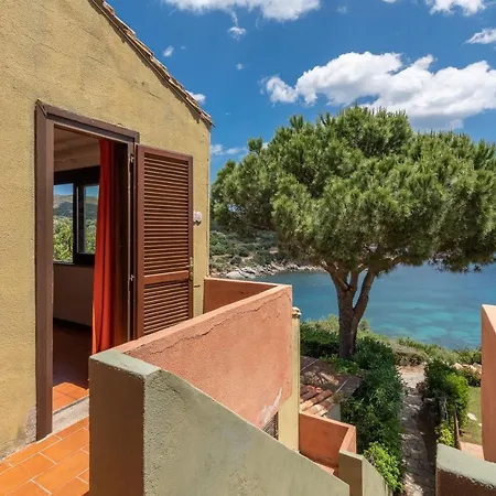 Accu Is Prezzus D Fronte Mare Villasimius