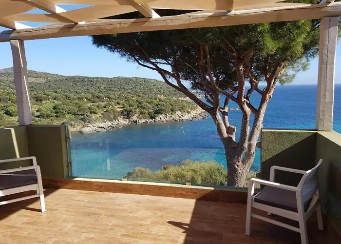 Accu Is Prezzus D Fronte Mare Villasimius