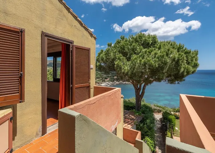 Accu Is Prezzus D Fronte Mare Villasimius